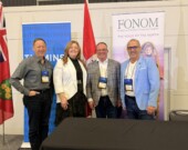 Le conseiller de la Ville de Timiskaming Shores, Mark Wilson, la présidente de la Rural Ontario Municipal Association, Christa Lowry, le président de la FONOM, Dave Plourde et le président de la NOMA, Rick Dumas, lors de la conférence de la Fédération des municipalités du Nord de l’Ontario (FONOM). &mdash; Photo : Northwestern Ontario Municipal Association/Facebook