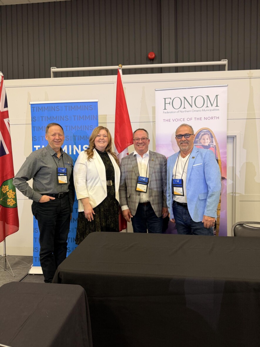 Le conseiller de la Ville de Timiskaming Shores, Mark Wilson, la présidente de la Rural Ontario Municipal Association, Christa Lowry, le président de la FONOM, Dave Plourde et le président de la NOMA, Rick Dumas, lors de la conférence de la Fédération des municipalités du Nord de l’Ontario (FONOM). &mdash; Photo : Northwestern Ontario Municipal Association/Facebook