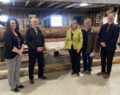 Pauline Rochefort est accompagnée de ses collaborateurs et du conseiller municipal Martin Lanoix lors de cette annonce. &mdash; Photo : Ndery Dione