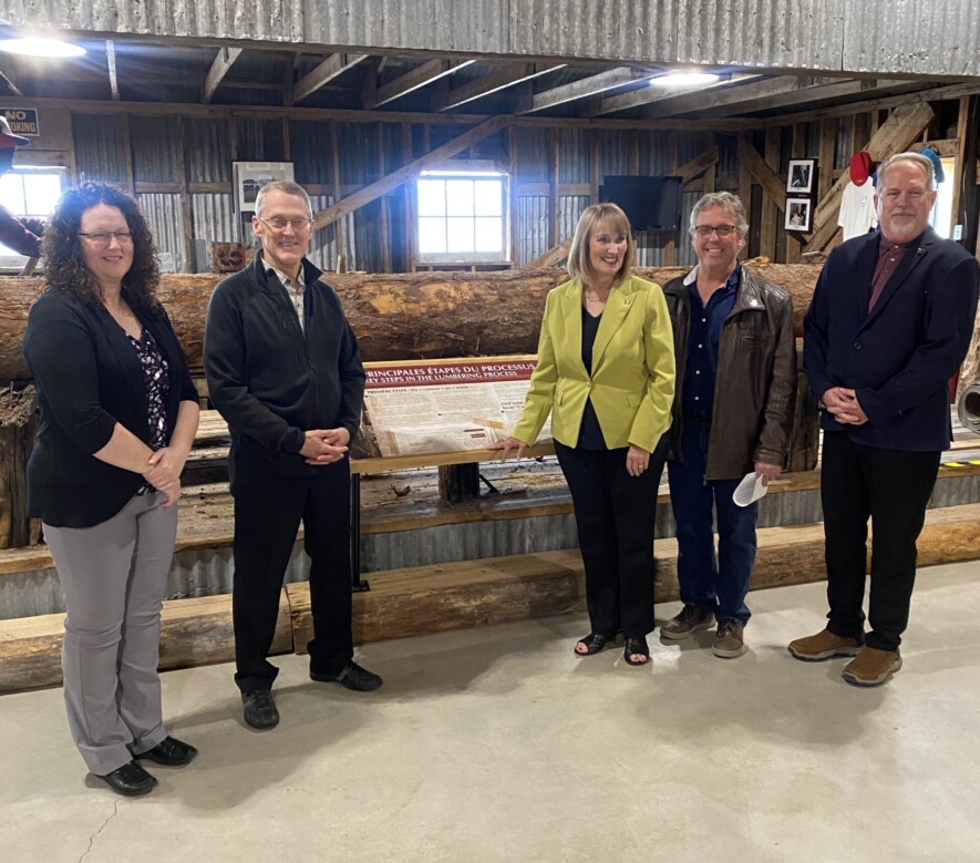 Pauline Rochefort est accompagnée de ses collaborateurs et du conseiller municipal Martin Lanoix lors de cette annonce. &mdash; Photo : Ndery Dione