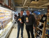 Le ministre Trevor Jones lors de sa visite, l’automne dernier, à la Formagerie St-Albert, dans l’Est ontarien. &mdash; Photo : Formagerie St-Albert Co-op Inc.