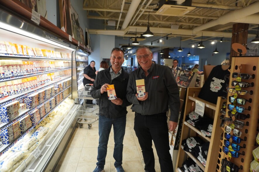 Le ministre Trevor Jones lors de sa visite, l’automne dernier, à la Formagerie St-Albert, dans l’Est ontarien. &mdash; Photo : Formagerie St-Albert Co-op Inc.