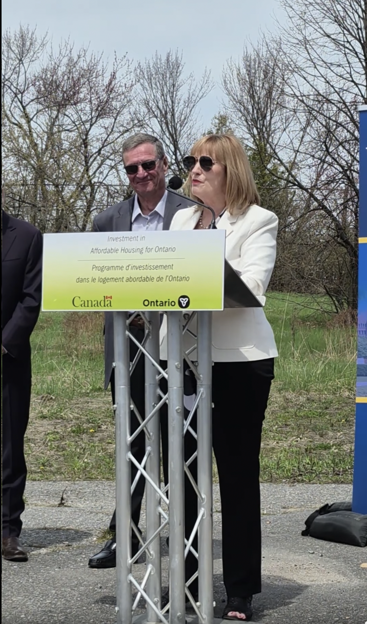 Pauline Rochefort lors de l’annonce du financement conjoint fédéral-provincial dans le cadre de l’Initiative Canada-Ontario de logement communautaire (ICOLC). &mdash; Photo : Pauline Rochefort/Facebook