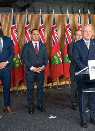 Le solliciteur général, Michael Kerzner, entouré de quelques autorités du gouvernement lorsqu’il faisait la présentation de ce projet Loi de 2026 sur la protection des rues et des communautés de l’Ontario. &mdash; Photo : Michael Kerzner/Facebook