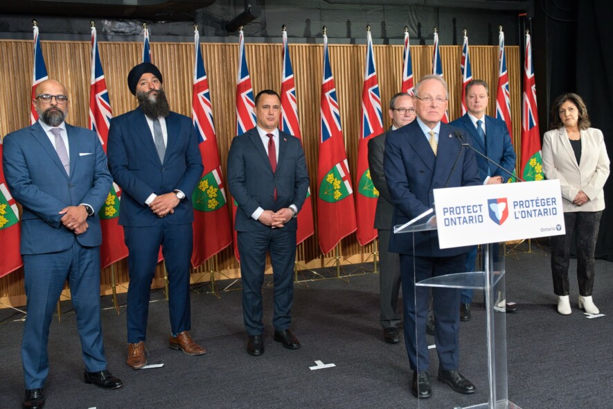 Le solliciteur général, Michael Kerzner, entouré de quelques autorités du gouvernement lorsqu’il faisait la présentation de ce projet Loi de 2026 sur la protection des rues et des communautés de l’Ontario. &mdash; Photo : Michael Kerzner/Facebook