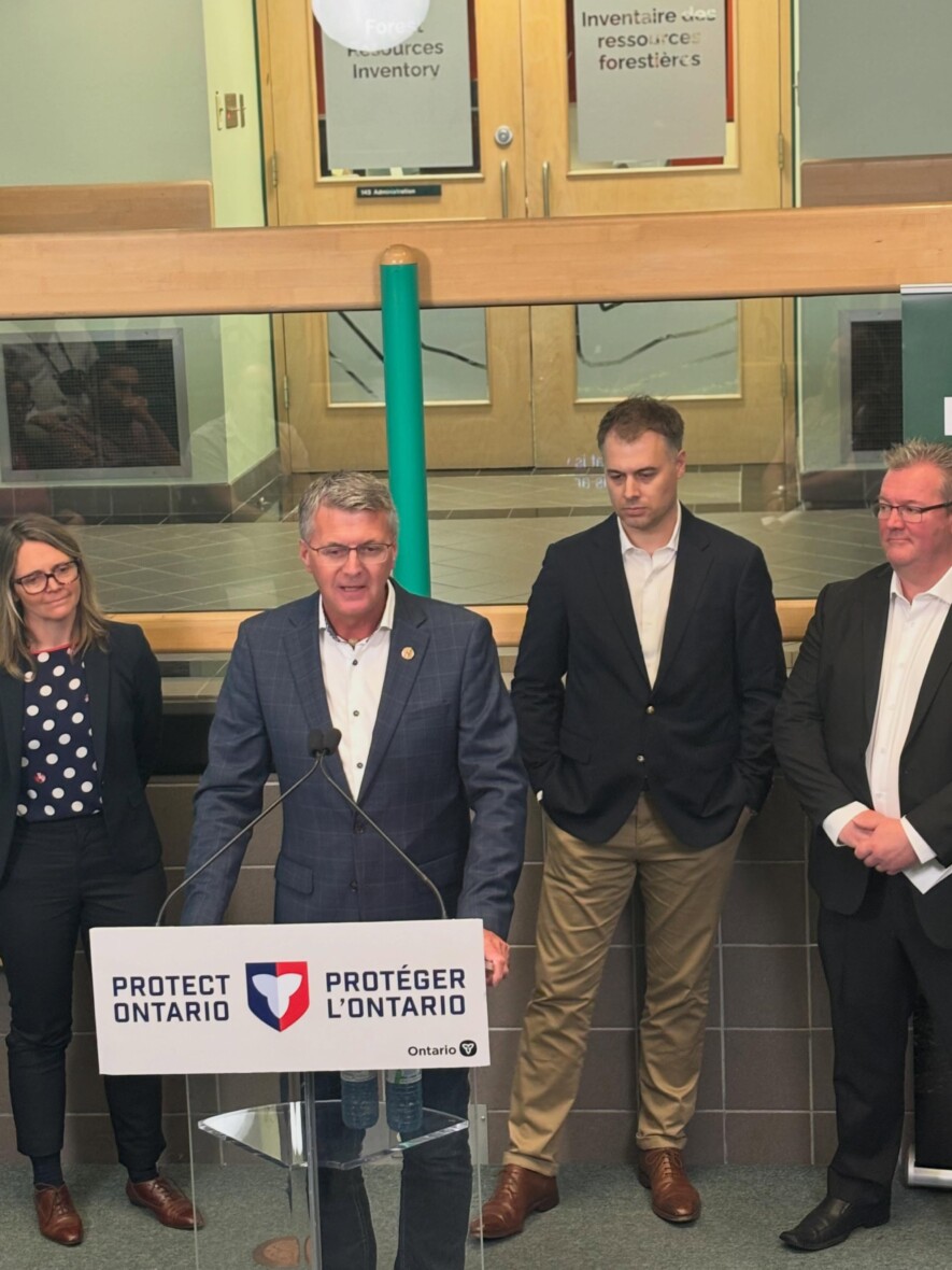 Kevin Holland a fait l’annonce de cet investissement de 14 millions de dollars à Sault Ste. Marie, ce mardi, aux côtés des représentants l’OFIA et de Microsoft. &mdash; Photo : Kevin Holland/Facebook