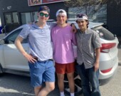 Mathieu Depelteau, Edmond Durocher et Yaseen Malik, qui vient de Toronto, sont proches de la buanderie pour faire le lavage. &mdash; Photo : Ndery Dione