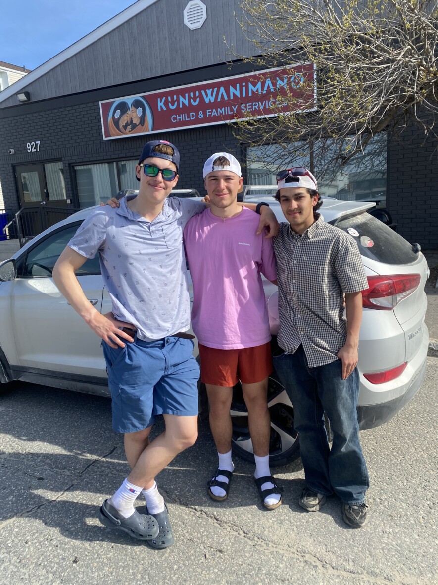 Mathieu Depelteau, Edmond Durocher et Yaseen Malik, qui vient de Toronto, sont proches de la buanderie pour faire le lavage. &mdash; Photo : Ndery Dione