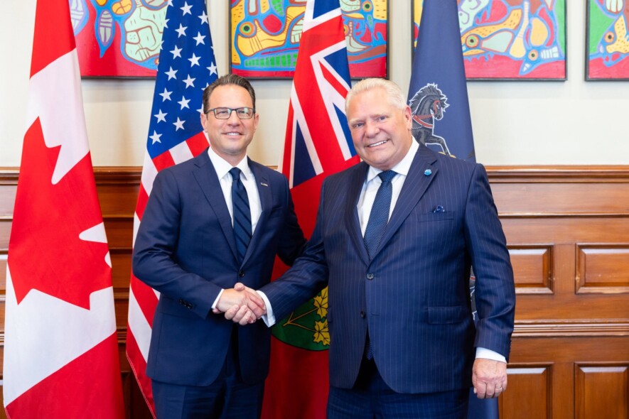 Le premier ministre de l’Ontario, Doug Ford, et le gouverneur de la Pennsylvanie, Josh Shapiro, lors de la signature de l’entente à Queen’s Park. &mdash; Photo : FordNation/Facebook