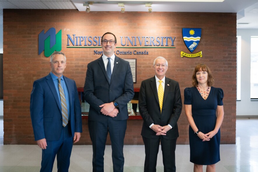 Comme l’a indiqué Nolan Quinn sur sa page Facebook à la suite de son annonce à l’Université Nipissing, la province veut protéger le bassin de talents dont le Nord de l’Ontario a besoin pour construire davantage de logements, d’autoroutes, d’hôpitaux et d’autres infrastructures essentielles à la croissance économique. &mdash; Photo : Nolan Quinn/Facebook