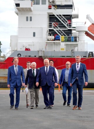 Le premier ministre Doug Ford en compagnie des ministres George Pirie et Greg Rickford lors de son annonce à Thunder Bay. &mdash; Photo : FordNation/Facebook