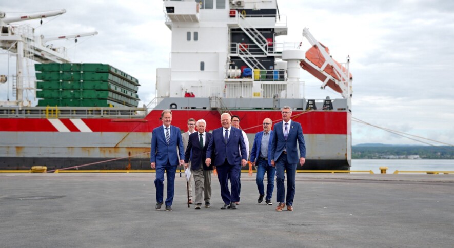 Le premier ministre Doug Ford en compagnie des ministres George Pirie et Greg Rickford lors de son annonce à Thunder Bay. &mdash; Photo : FordNation/Facebook