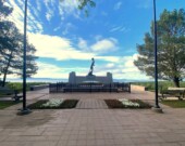   Photo : Terry Fox Monument & Visitor 