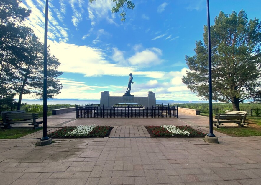   Photo : Terry Fox Monument & Visitor 
