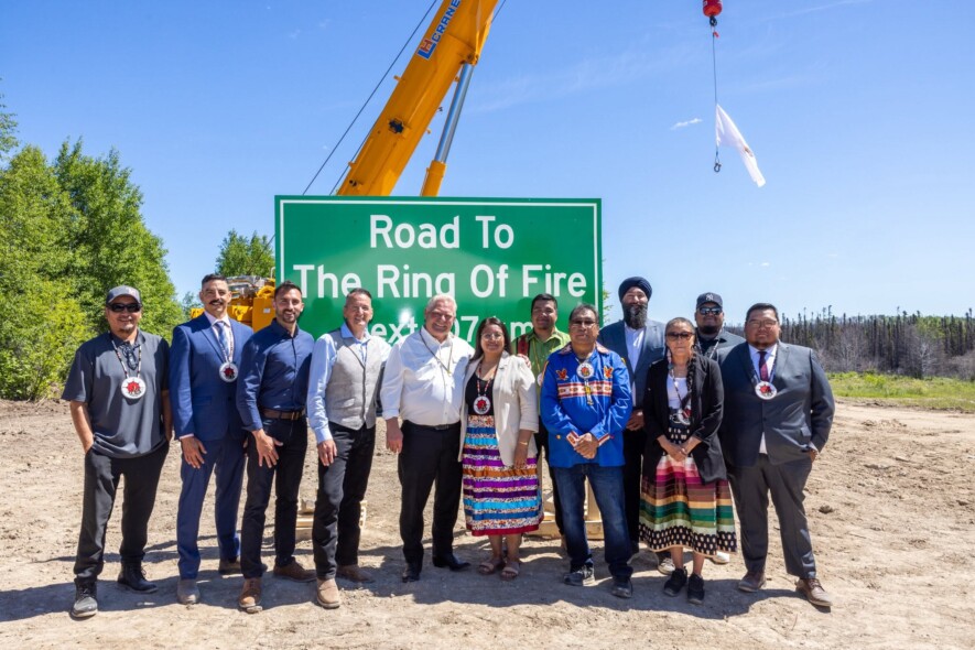 Accompagné de Greg Rickford, ministre des Affaires autochtones et de la Réconciliation économique des Premières Nations et ministre responsable des partenariats économiques et communautaires du Cercle de feu, Prabmeet Sarkaria, ministre des Transports, et Stephen Lecce, ministre de l’Énergie et des Mines, le premier ministre Doug Ford ainsi que la cheffe de la Première Nation de Webequie, Lorraine Whitehead, ont participé ensemble à l’annonce du début de ces travaux. &mdash; Photo : FordNation/Facebook