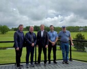 George Pirie en compagnie du maire de Kapuskasing, Dave Plourde, et d’autres leaders communautaires. &mdash; Photo : George Pirie/Facebook