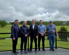 George Pirie en compagnie du maire de Kapuskasing, Dave Plourde, et d’autres leaders communautaires. &mdash; Photo : George Pirie/Facebook