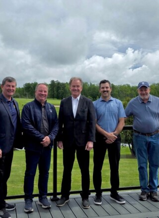 George Pirie en compagnie du maire de Kapuskasing, Dave Plourde, et d’autres leaders communautaires. &mdash; Photo : George Pirie/Facebook