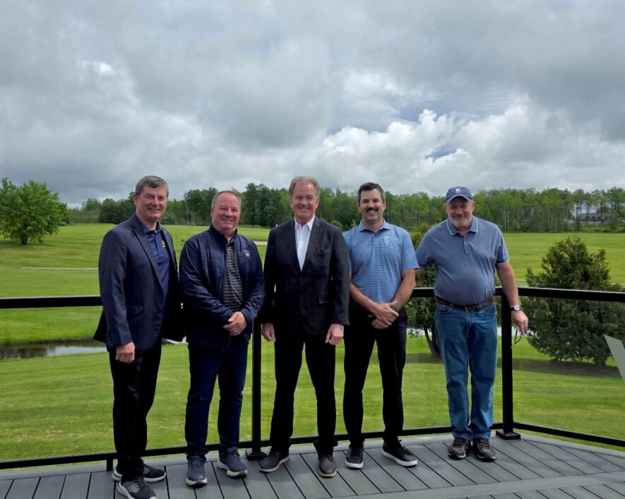 George Pirie en compagnie du maire de Kapuskasing, Dave Plourde, et d’autres leaders communautaires. &mdash; Photo : George Pirie/Facebook