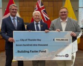 Tel qu’il l’a indiqué sur sa page Facebook, le ministre Graydon Smith est en compagnie du député provincial de Thunder Bay-Atikokan, Kevin Holland, et du maire Ken Boshcoff lors de son passage à Thunder Bay pour annoncer l’octroi de plus de 700 000 $ dans le cadre du Fonds pour la construction plus rapide. &mdash; Photo : Graydon Smith/Facebook
