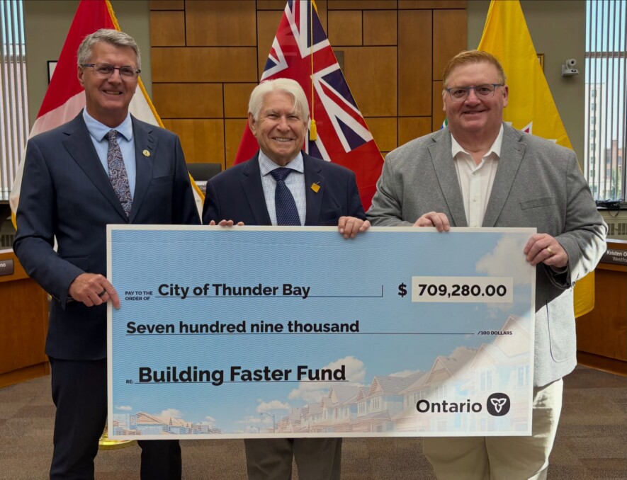 Tel qu’il l’a indiqué sur sa page Facebook, le ministre Graydon Smith est en compagnie du député provincial de Thunder Bay-Atikokan, Kevin Holland, et du maire Ken Boshcoff lors de son passage à Thunder Bay pour annoncer l’octroi de plus de 700 000 $ dans le cadre du Fonds pour la construction plus rapide. &mdash; Photo : Graydon Smith/Facebook