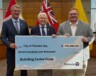 Tel qu’il l’a indiqué sur sa page Facebook, le ministre Graydon Smith est en compagnie du député provincial de Thunder Bay-Atikokan, Kevin Holland, et du maire Ken Boshcoff lors de son passage à Thunder Bay pour annoncer l’octroi de plus de 700 000 $ dans le cadre du Fonds pour la construction plus rapide. &mdash; Photo : Graydon Smith/Facebook