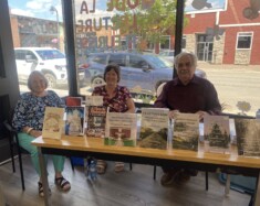 L’auteur et historien Ernie Bies, originaire de Hearst et profondément attaché à ses racines, a publié un nouveau livre intitulé Pioneer Trails : Surveying the National Railway Line in Northern Ontario – A Memoir by J.S. Nelles.  &mdash; Photo : Ndery Dione