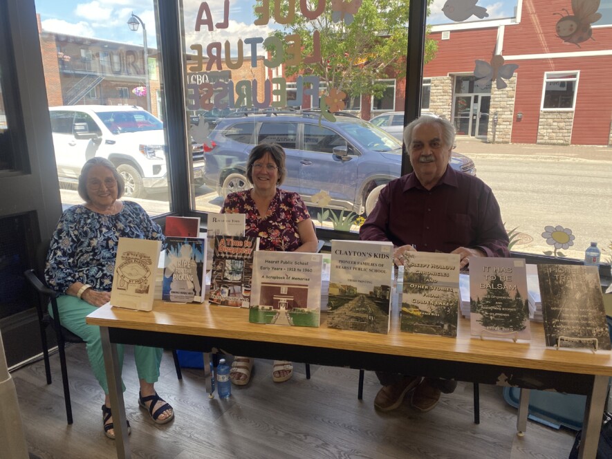 L’auteur et historien Ernie Bies, originaire de Hearst et profondément attaché à ses racines, a publié un nouveau livre intitulé Pioneer Trails : Surveying the National Railway Line in Northern Ontario – A Memoir by J.S. Nelles.  &mdash; Photo : Ndery Dione