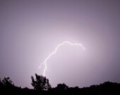 Un impact de foudre a causé des dommages catastrophiques aux infrastructures électriques de Hearst Power situées sur la rue Gilles ce jour-là, vers 23 h. Cette situation a entraîné une panne de courant prolongée pour les clients alimentés par cette section du réseau de distribution. &mdash; Photo : Mark Irish/Pexels