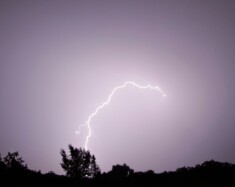 Un impact de foudre a causé des dommages catastrophiques aux infrastructures électriques de Hearst Power situées sur la rue Gilles ce jour-là, vers 23 h. Cette situation a entraîné une panne de courant prolongée pour les clients alimentés par cette section du réseau de distribution. &mdash; Photo : Mark Irish/Pexels