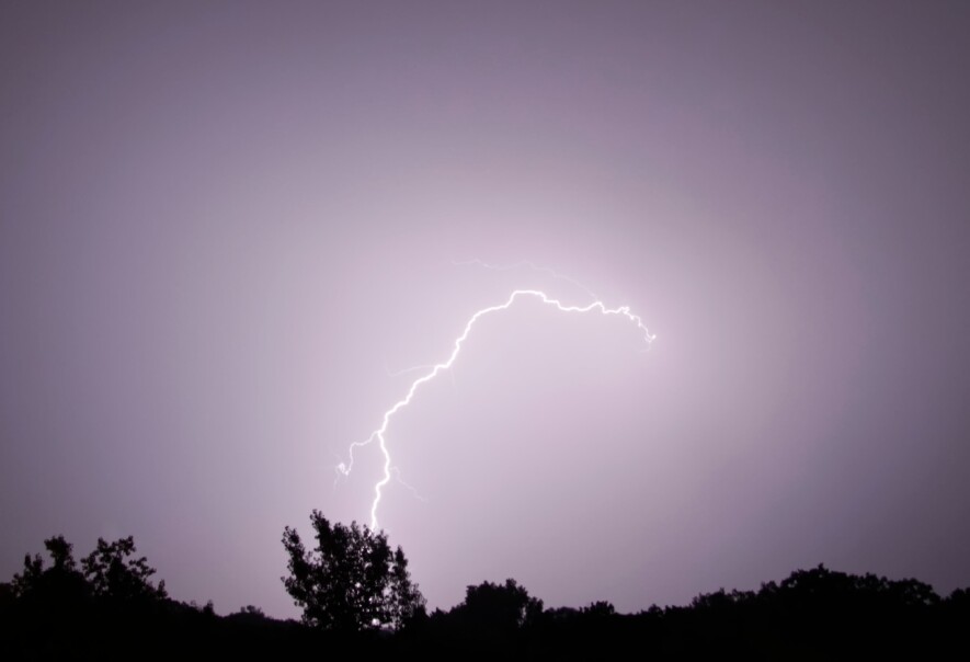 Un impact de foudre a causé des dommages catastrophiques aux infrastructures électriques de Hearst Power situées sur la rue Gilles ce jour-là, vers 23 h. Cette situation a entraîné une panne de courant prolongée pour les clients alimentés par cette section du réseau de distribution. &mdash; Photo : Mark Irish/Pexels