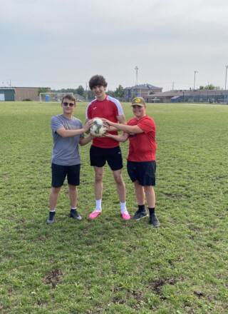 Ces trois jeunes Noah Veilleux, Dayiel Estaque et Étienne Baril, étaient ensemble pour une séance d’exercices sportifs vendredi dernier, en soirée. &mdash; Photo : Ndery Dione