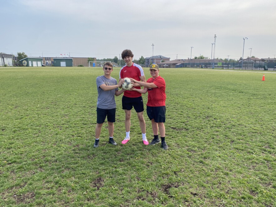 Ces trois jeunes Noah Veilleux, Dayiel Estaque et Étienne Baril, étaient ensemble pour une séance d’exercices sportifs vendredi dernier, en soirée. &mdash; Photo : Ndery Dione