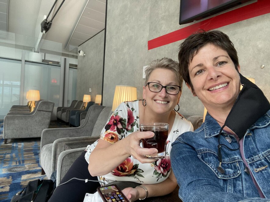Sonia Coll à droite en compagnie de son amie de très longue date, Linda Proulx. &mdash; Photo : Sonia Coll/Facebook
