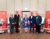La vice-première ministre et ministre de la Santé, Sylvia Jones, en compagnie des ministres Nolan Quinn et Stephen Lecce, ainsi que de Lisa Philipps, présidente et vice-chancelière par intérim de l’Université York. &mdash; Photo : Sylvia Jones/Facebook