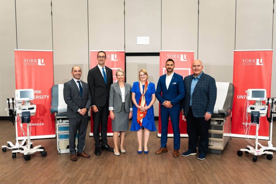 La vice-première ministre et ministre de la Santé, Sylvia Jones, en compagnie des ministres Nolan Quinn et Stephen Lecce, ainsi que de Lisa Philipps, présidente et vice-chancelière par intérim de l’Université York. &mdash; Photo : Sylvia Jones/Facebook