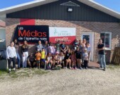 Quelques membres de l’équipe des Médias de l’épinette noire en compagnie des jeunes de la garderie Rayon Soleil de l’École publique Passeport Jeunesse après un accueil très chaleureux et empreint de joie. &mdash; Photo : Le Nord