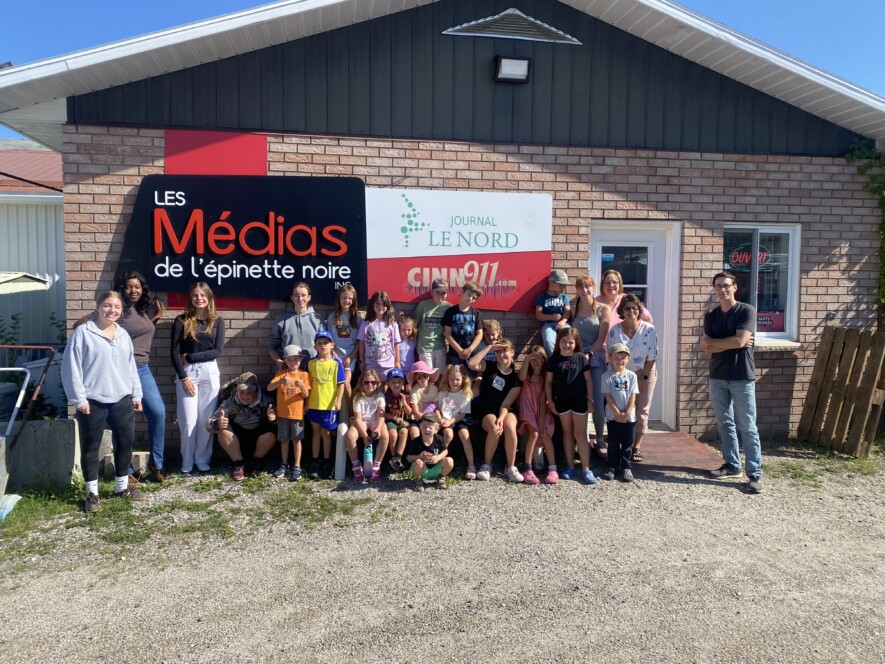 Quelques membres de l’équipe des Médias de l’épinette noire en compagnie des jeunes de la garderie Rayon Soleil de l’École publique Passeport Jeunesse après un accueil très chaleureux et empreint de joie. &mdash; Photo : Le Nord