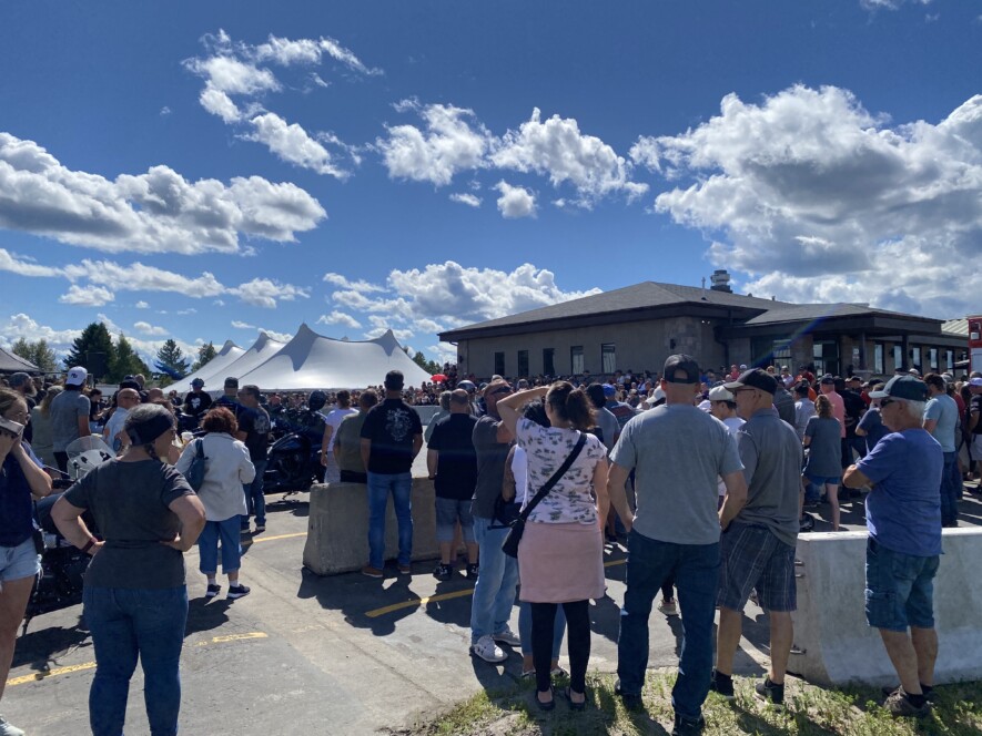 Julie Guérin, membre du comité organisateur du Hearst HOG Rally, souligne le succès de la 29e édition, qui a attiré 375 participants au rallye et environ 850 spectateurs lors de la soirée musicale.  &mdash; Photo : Ndery Dione