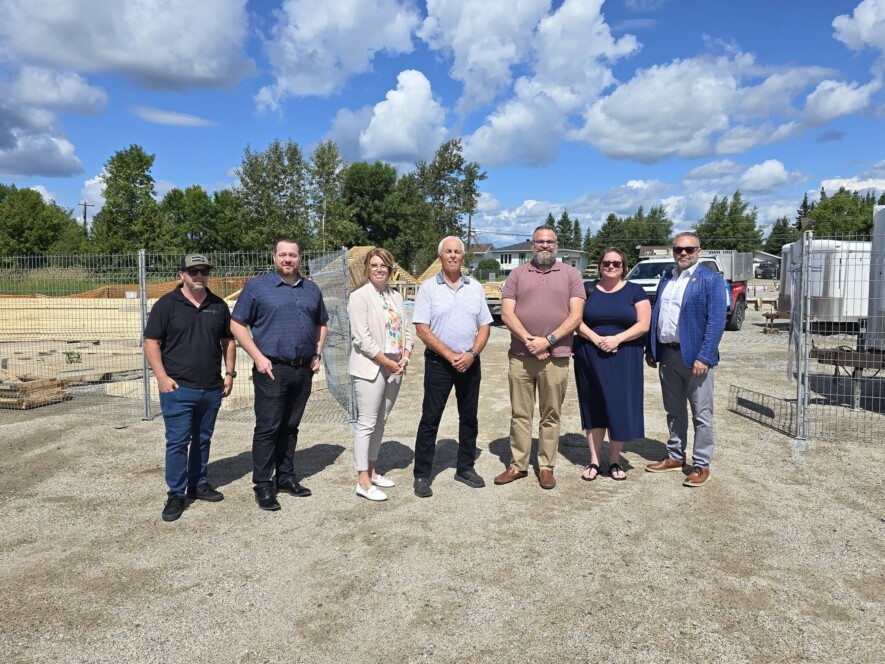 Le maire Roger Sigouin, accompagné d’Éric Picard, a accueilli quelques membres de REFLEXION - Services de mieux-être ainsi que du Conseil des services du district de Cochrane (CSDC) lors du début des travaux du nouvel immeuble à logements de transition à Hearst. &mdash; Photo : Conseil des services du district de Cochrane / Facebook