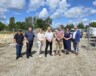 Le maire Roger Sigouin, accompagné d’Éric Picard, a accueilli quelques membres de REFLEXION - Services de mieux-être ainsi que du Conseil des services du district de Cochrane (CSDC) lors du début des travaux du nouvel immeuble à logements de transition à Hearst. &mdash; Photo : Conseil des services du district de Cochrane / Facebook