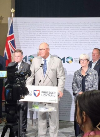 Le maire de Hearst, Roger Sigouin, espère que la Municipalité pourra bénéficier d’une partie du nouveau financement d’un milliard de dollars destiné aux municipalités. &mdash; Photo : FO Nom/Facebook