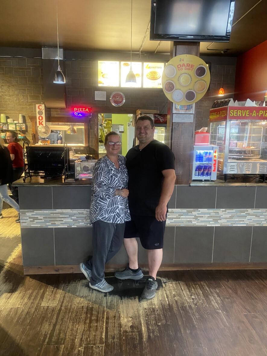 Les nouveaux propriétaires du Bowling Billiards Bar & Grill 241 Pizza ont débuté avec une ambiance pleine d’émotion. &mdash; Photo : Ndery Dione