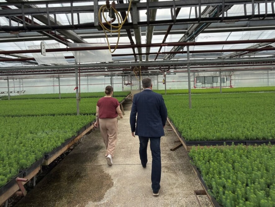 Le ministre associé des Forêts et des Produits forestiers de l’Ontario, Kevin Holland, était de passage à Hearst dans le cadre d’une tournée consacrée à l’avenir de l’industrie forestière dans le Nord. &mdash; Photo : La Maison Verte/Facebook