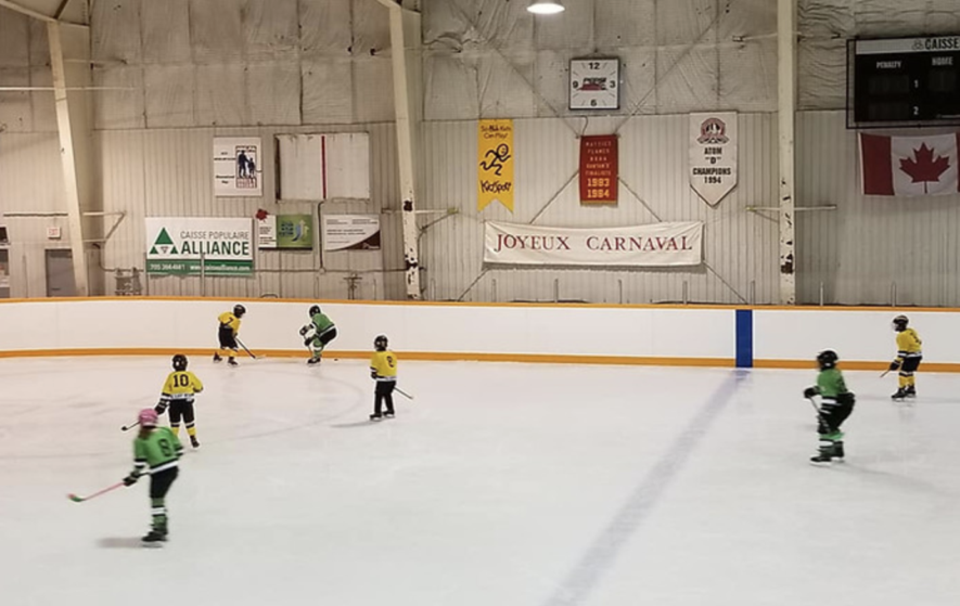 La Municipalité de Mattice-Val Côté étudie différentes options pour aménager une nouvelle patinoire au Complexe sportif, dont une installation extérieure ou une surface de glace synthétique à l’intérieur de l’aréna.  &mdash; Photo : matticevalcote/web