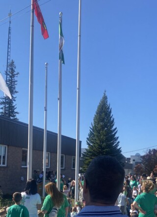 La levée du drapeau franco-ontarien, en 2025, à Hearst. &mdash; Photo : Archives/Le Nord