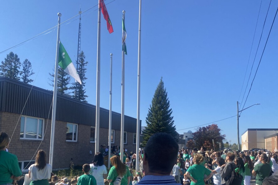 La levée du drapeau franco-ontarien, en 2025, à Hearst. &mdash; Photo : Archives/Le Nord
