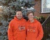 Le couple Wayne Neegan et Elisabeth Labrie en mode chandail orange pour rendre hommage aux enfants disparus, aux survivants des pensionnats autochtones ainsi qu’à leurs familles et leurs communautés. &mdash; Photo : Ndery Dione
