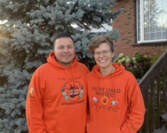 Le couple Wayne Neegan et Elisabeth Labrie en mode chandail orange pour rendre hommage aux enfants disparus, aux survivants des pensionnats autochtones ainsi qu’à leurs familles et leurs communautés. &mdash; Photo : Ndery Dione