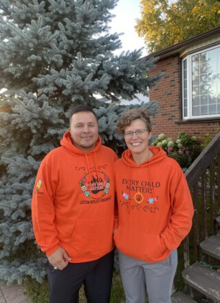 Le couple Wayne Neegan et Elisabeth Labrie en mode chandail orange pour rendre hommage aux enfants disparus, aux survivants des pensionnats autochtones ainsi qu’à leurs familles et leurs communautés. &mdash; Photo : Ndery Dione